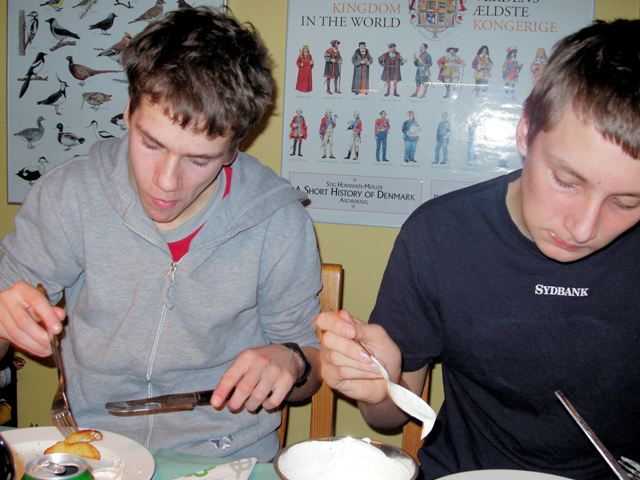 Hjalte og Niklas nyder maden